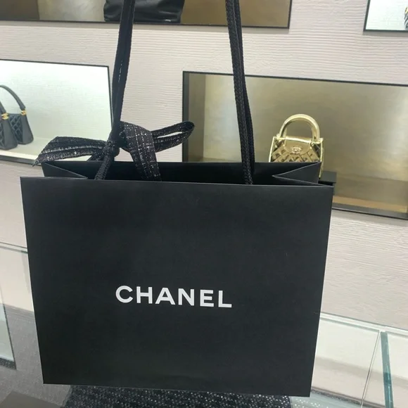 Authentic Chanel dust bag with strings, mid size , brand new condition. - Picture 8 of 12